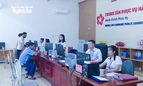 Cán bộ, công chức Trung tâm Phục vụ hành chính công xã Nghĩa Lâm giải quyết thủ tục hành chính cho người dân. Ảnh: Mai Hoa
