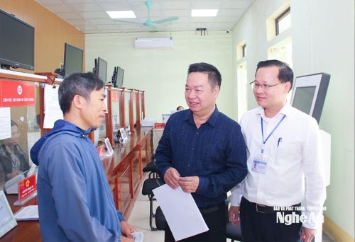 Cán bộ phường Hoàng Mai tìm hiểu việc đáp ứng nhu cầu cùa người dân trong giải quyết thủ tục hành chính của bộ máy. Ảnh: Mai Hoa