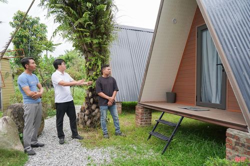 Ông Nguyễn Đình Thời (áo đen) mong muốn địa phương tạo được môi trường kinh doanh ổn định, lâu dài, có đầy đủ pháp lý để yên tâm đầu tư.