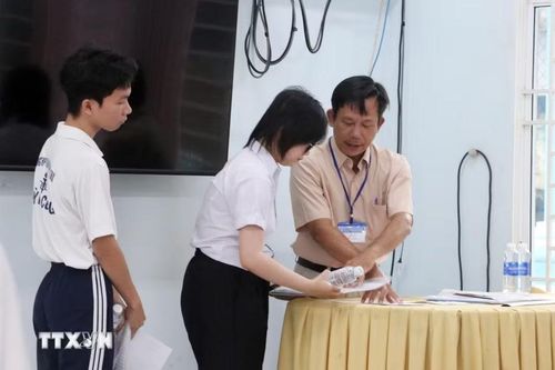 Thí sinh làm thủ tục tại điểm thi trường Phổ thông Dân tộc nội trú Huỳnh Cương (Cần Thơ). (Ảnh: Trung Kiên/TTXVN)