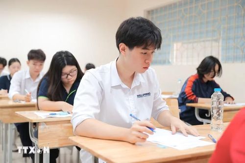 Thí sinh ở Hà Nội bước vào môn thi đầu tiên - môn Ngữ văn. (Ảnh: Minh Quyết/TTXVN)