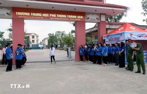 Thí sinh đến điểm thi trường Trung học phổ thông Thành Sen. (Ảnh: Công Tường/TTXVN)