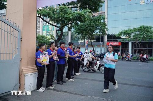 Thí sinh dự thi tại điểm thi Trường trung học phổ thông Chuyên Lê Hồng Phong. (Ảnh: Thu Hoài/TTXVN)