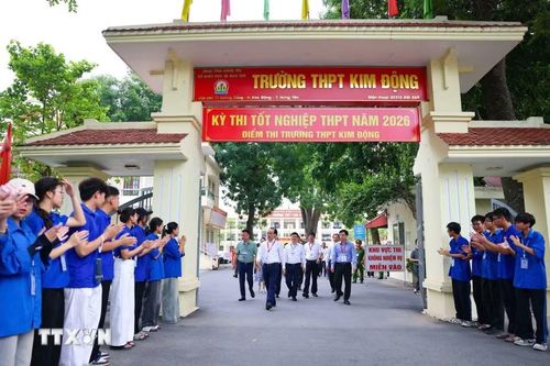 Bộ trưởng Bộ Giáo dục và Đào tạo Hoàng Minh Sơn cùng đoàn công tác tại điểm thi Trường trung học phổ thông Kim Động (Hưng Yên). (Ảnh: Thanh Tùng/TTXVN)