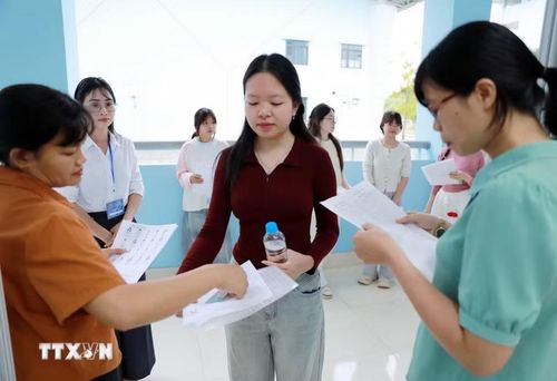 Thí sinh vào phòng thi tại điểm thi Trường trung học phổ thông Chuyên Lê Quý Đôn. (Ảnh: Quý Trung/TTXVN)