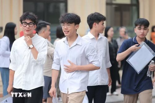 Thí sinh đến dự thi tại điểm thi Trường THPT Nguyễn Gia Thiều (Hà Nội). (Ảnh: Minh Quyết/TTXVN)