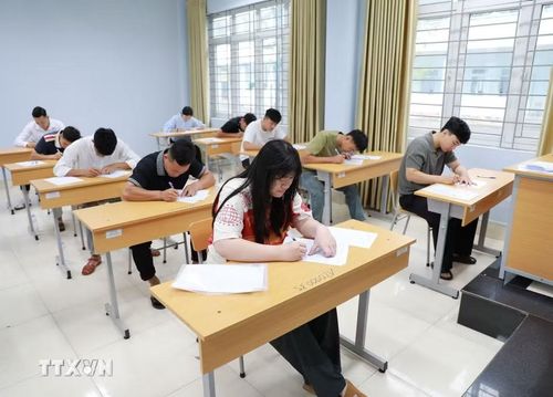 Thí sinh dự thi môn Ngữ văn tại điểm thi Trường THPT Chuyên Lê Quý Đôn. (Ảnh: Quý Trung/TTXVN)