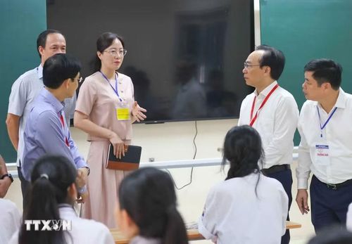 Bộ trưởng Bộ Giáo dục và Đào tạo Hoàng Minh Sơn động viên thí sinh và lưu ý với cán bộ làm thi. (Ảnh: Thanh Tùng/TTXVN)