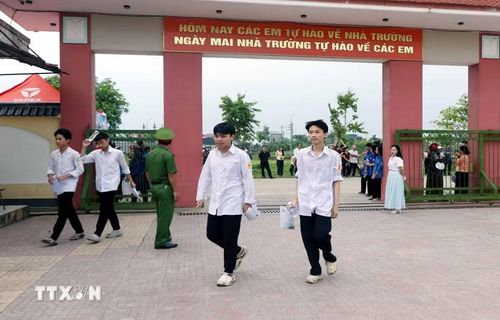 Thí sinh đến điểm thi trường Trung học phổ thông Thành Sen. (Ảnh: Công Tường/TTXVN)