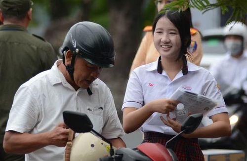 Thí sinh tự tin bước vào môn thi Ngữ Văn tại điểm thi trường THPT Chuyên Quốc học Huế. (Ảnh: Văn Dũng/TTXVN)