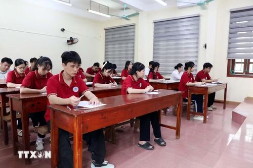Cán thí sinh tại điểm thi trường trung học phổ thông Tân Trào, phường Minh Xuân (Tuyên Quang) bước vào môn thi đầu tiên là Ngữ văn. (Ảnh: Quang Cường/TTXVN)