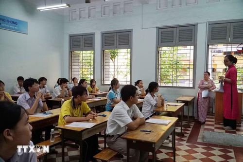 Cán bộ coi thi lưu ý thí sinh về các quy định của kỳ thi. (Ảnh: Thu Hoài/TTXVN)