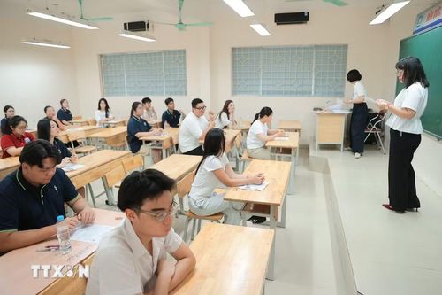 Thí sinh bước vào môn thi đầu tiên - môn Ngữ văn. (Ảnh: Minh Quyết/TTXVN)