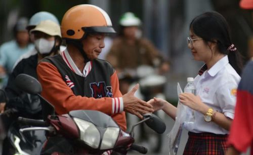 Phụ huynh ở Huế chúc con thi may mắn trước khi bước vào môn thi đầu tiên-môn Ngữ Văn. (Ảnh: Văn Dũng/TTXVN)