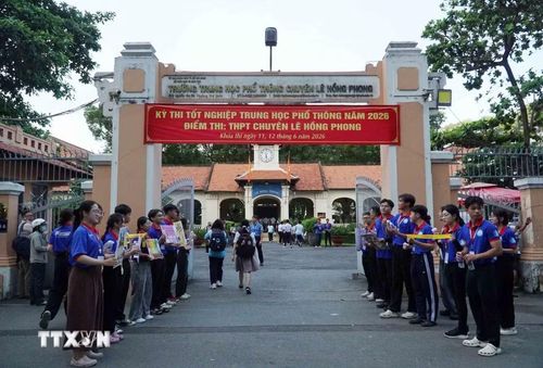 Lực lượng tình nguyện trực tại điểm thi sẵn sàng hỗ trợ thí sinh tại Thành phố Hồ Chí Minh. (Ảnh: Thu Hoài/TTXVN)