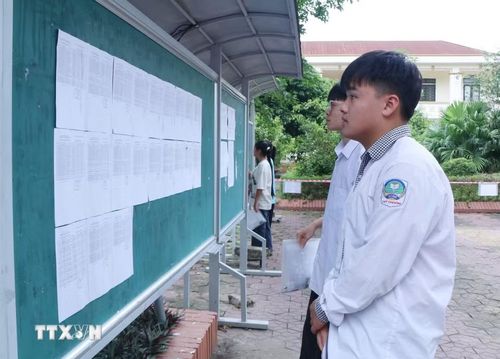 Các thí sinh xem số báo danh tại điểm thi trường trung học phổ thông Tam Nông (xã Tam Nông, tỉnh Phú Thọ). (Ảnh: Thu Hương/TTXVN)
