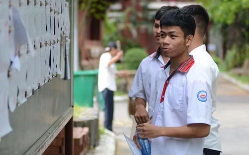Thí sinh người đồng bào Cơ tu đang xem phòng dự thi tại điểm thi trường THPT Chuyên Quốc học Huế. (Ảnh: Văn Dũng/TTXVN)