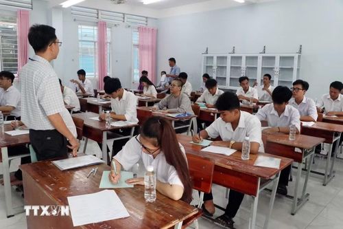 Giám thị phổ biến lại quy chế thi. (Ảnh: Trung Kiên/TTXVN)