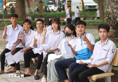 Thí sinh tới điểm thi Trường THPT Kim Động (Hưng Yên) dự thi môn Ngữ Văn. (Ảnh: Thanh Tùng/TTXVN)