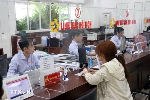 Người dân làm thủ tục tại Trung tâm phục vụ hành chính công phường Phú Nhuận. (Ảnh: Tiến Lực/TTXVN)