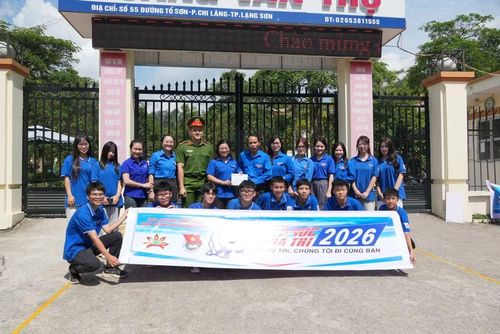 Thanh niên tình nguyện tiếp sức mùa thi tại điểm thi trường THPT Hoàng Văn Thụ, Lạng Sơn. (Ảnh: Tiến Vĩnh/TTXVN)