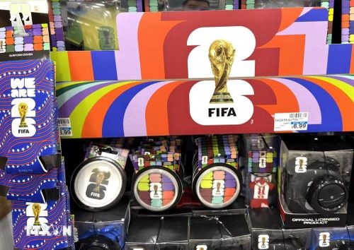 Nhiều sản phẩm ăn theo World Cup được dán nhãn FIFA. (Ảnh: Ngọc Quang/TTXVN)