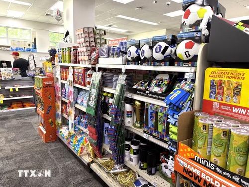 Khu vực bán đồ lưu niệm World Cup 2026 tại một cửa hàng ở thủ đô Washington D.C. (Ảnh: Ngọc Quang/TTXVN)