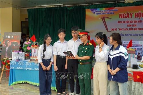 Ông Nguyễn Văn Chuẩn giáo dục truyền thống cách mạng qua những trang sách cho học sinh Trường THPT A Kim Bảng.