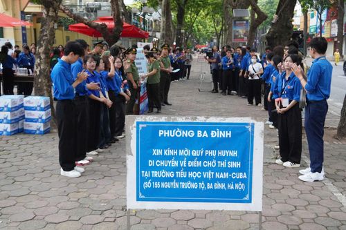 Nụ cười và lời động viên của các chiến sĩ áo xanh giúp thí sinh thêm tự tin bước vào kỳ thi quan trọng.