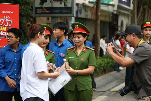 Các chiến sĩ công an cũng tham gia tiếp sức cho các sĩ tử tại Hà Nội.