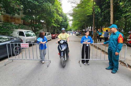 Tại điểm thi Trường THCS Thanh Xuân Trung (phường Thanh Xuân, Hà Nội), các sinh viên tình nguyện hỗ trợ việc đảm bảo an ninh tại đây.
