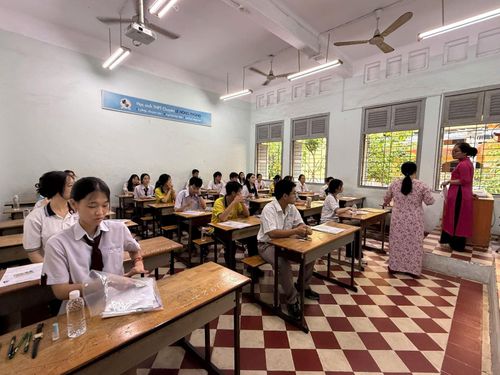 Sáng 11/6, các thí sinh trên cả nước bước vào môn thi đầu tiên của kỳ thi tốt nghiệp THPT năm 2026 là môn Ngữ văn với thời gian làm bài bắt đầu từ 7 giờ 35 phút và kết thúc lúc 9 giờ 35 phút.