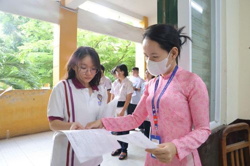 Giám thị kiểm tra thông tin thí sinh tại Trường THPT Trưng Vương, phường Sài Gòn, TP Hồ Chí Minh.