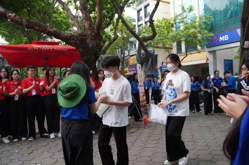 Những chiến sĩ tình nguyện tại Hà Nội có mặt từ sáng sớm để tiếp sức, động viên tinh thần sĩ tử trước giờ làm bài.