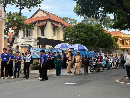 Lực lượng sinh viên tình nguyện và Cảnh sát giao thông hỗ trợ thí sinh tại trường THPT chuyên Lê Hồng Phong, Phường Chợ Quán, TP Hồ Chí Minh.