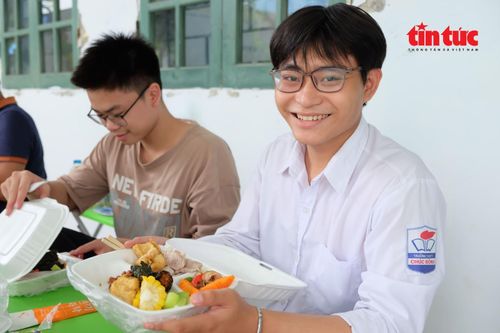 Hộp cơm trưa đầy đủ chất dinh dưỡng với thịt lợn, chả lá lốt, rau củ, cơm, canh...