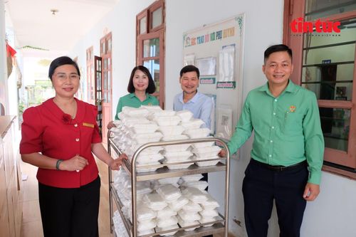 Cô Nguyễn Thị Phương Hạnh, Hiệu trưởng Trường Mầm non Thụy Hương cùng các thành viên Hội Nông dân phường Chương Mỹ hỗ trợ bếp ăn.