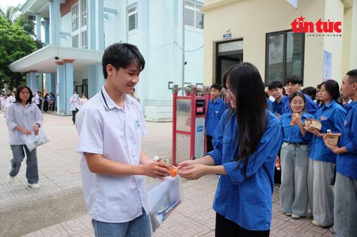 Màu áo xanh tình nguyện luôn túc trực cổng trường, sẵn sàng hỗ trợ bất cứ lúc nào sĩ tử cần.