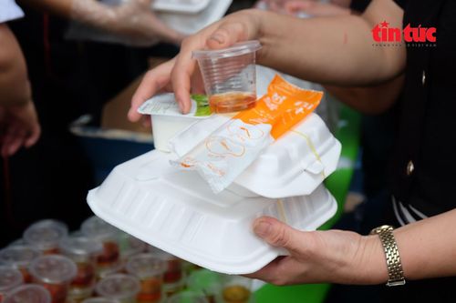 Mỗi suất cơm gửi gắm niềm tin, tình cảm của các nhà hảo tâm.