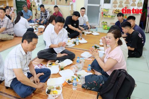 Địa điểm ăn uống và nghỉ trưa sạch sẽ, thoáng mát.