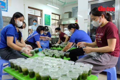 Các thành viên bếp ăn đã có mặt và bắt tay vào công việc từ sáng sớm.