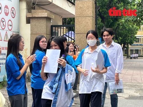 Khi các thí sinh lần lượt bước ra khỏi cổng trường, những tràng vỗ tay, nụ cười và lời hỏi han động viên liên tục vang lên.