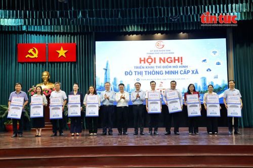Tại hội nghị, Ngân hàng Thương mại cổ phần Sài Gòn Công Thương (Saigonbank) cũng trao tặng 10 kiosk thông minh cho các địa phương đủ điều kiện tiếp nhận nhằm hỗ trợ quá trình chuyển đổi số ở cơ sở.