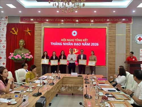 Trao Bằng khen cho các đơn vị có nhiều đóng góp tích cực cho Tháng Nhân đạo năm 2026.