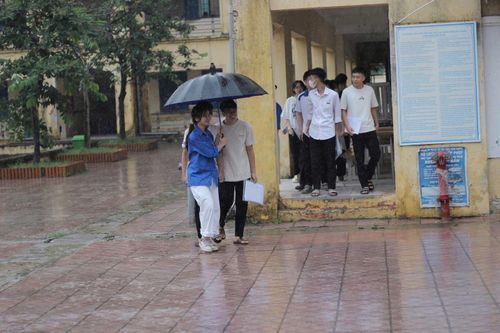 Từng nhóm thí sinh di chuyển dưới sự tiếp sức của đội thanh niên tình nguyện.