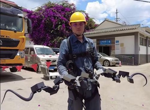 Robot hình rắn với thiết kế nhiều khớp nối linh hoạt giúp tiếp cận những vị trí khó kiểm tra trên lưới điện. Ảnh: THX