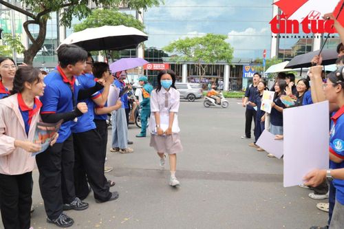 Những thí sinh hối hả đến điểm thi trước giờ thi môn Toán chiều 11/6.