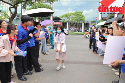 Những lời cổ vũ ngay từ cổng điểm thi giúp thí sinh quên đi lo lắng.