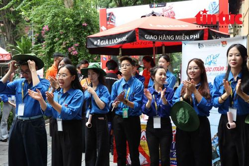 Đội ngũ tình nguyện viên tại điểm thi Trường THPT Trần Phú - Hoàn Kiếm.