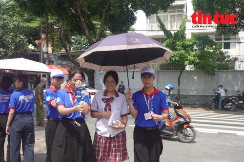 Thí sinh được hỗ trợ tại điểm thi Trường THCS Bình Thọ, TP Hồ Chí Minh.